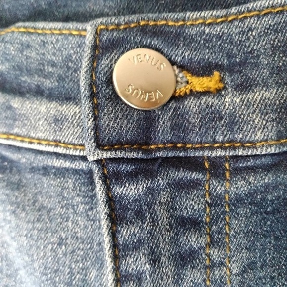 VENUS stretch destroyed stretch crop capri jeans. - Picture 5 of 9